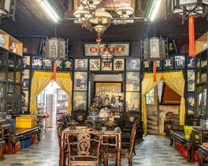 Explore Hoi An ancient house that are hundreds of years old