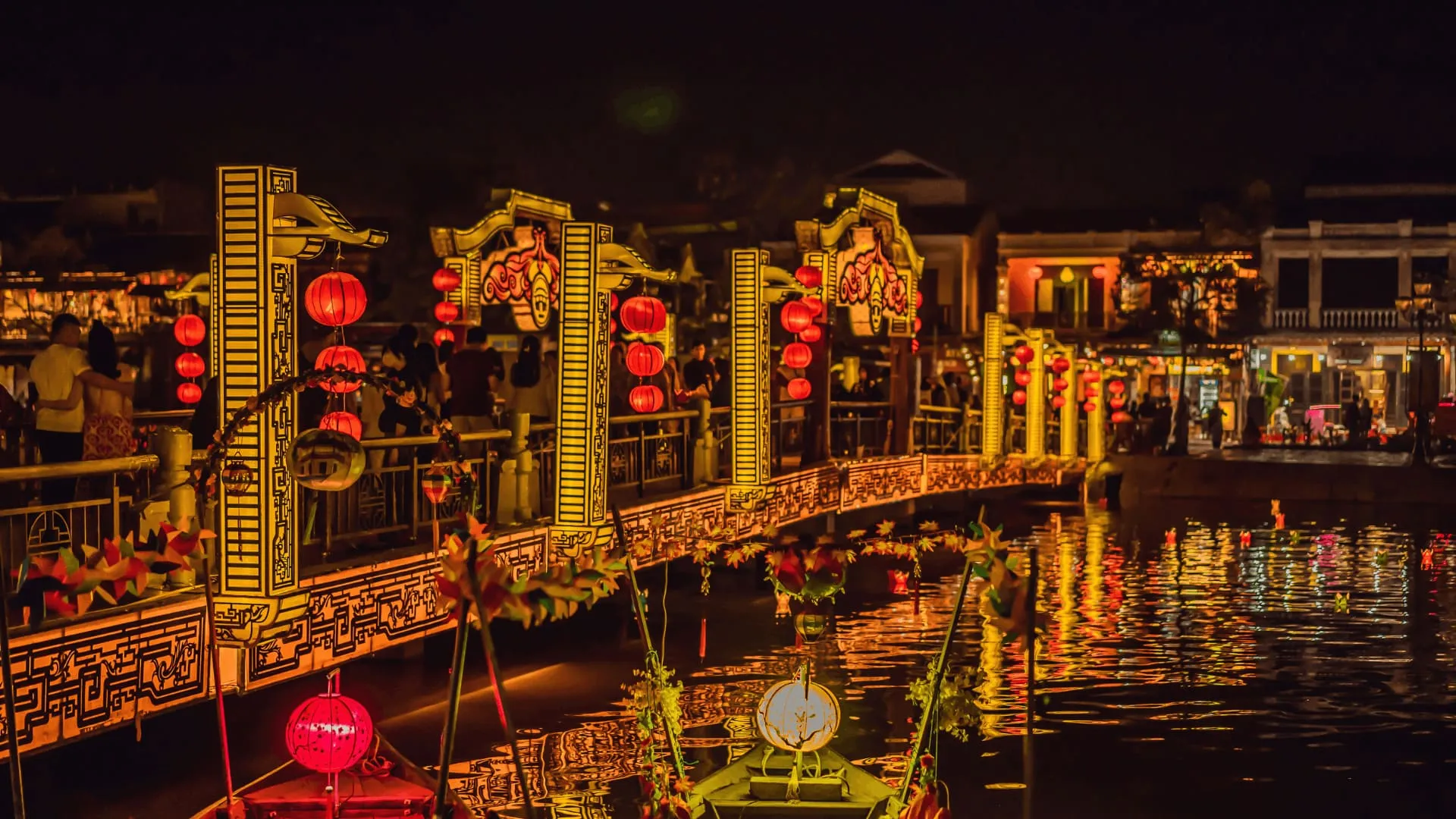 Photos by the Hoài River and lantern streets